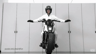На выставке CES, Honda представила свою Assist-технологию (Riding-Assist) для балансировки мотоцикла и уменьшения вероятности падения.