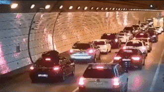 Действия южнокорейских водителей после аварии в тоннеле.