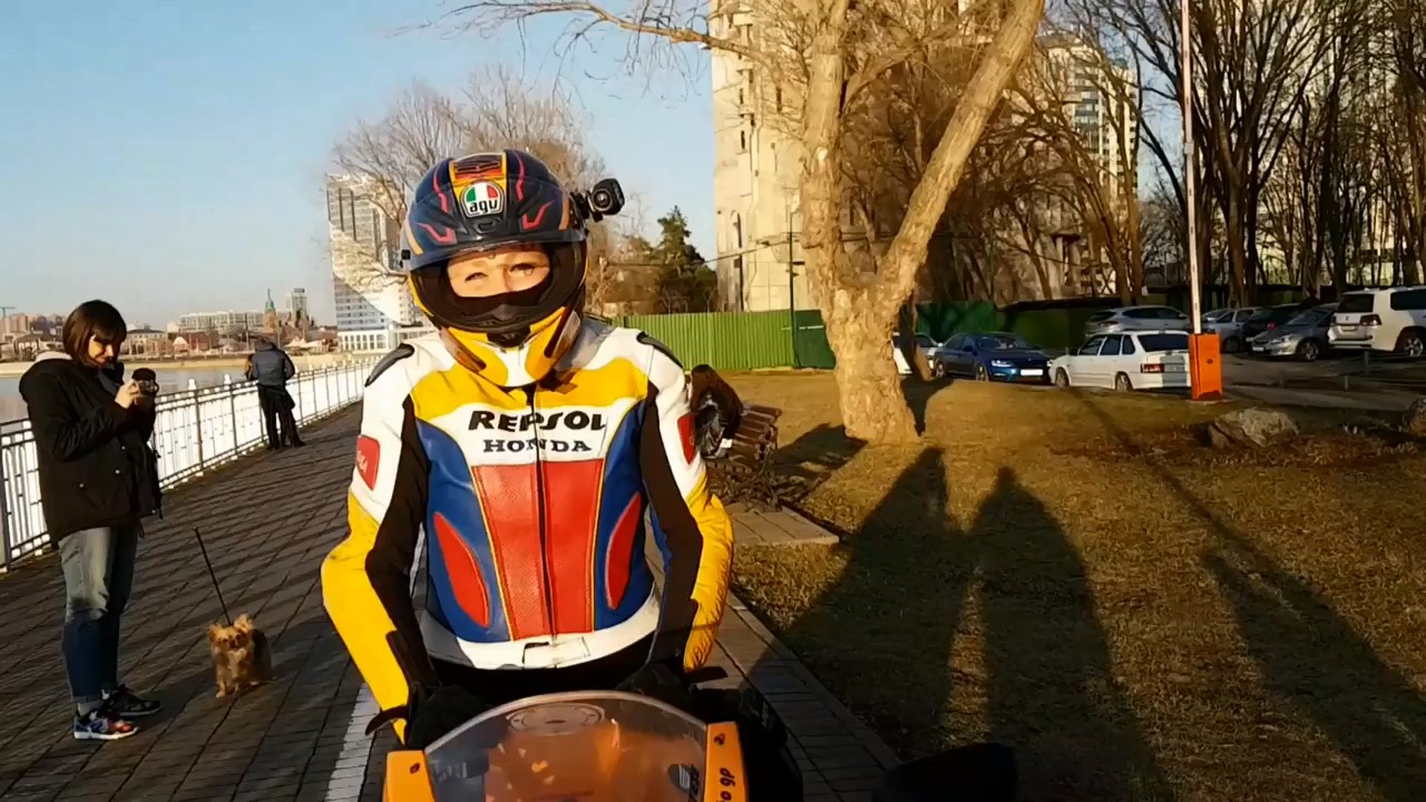 Мотоциклистка в Краснодаре на тротуаре 
