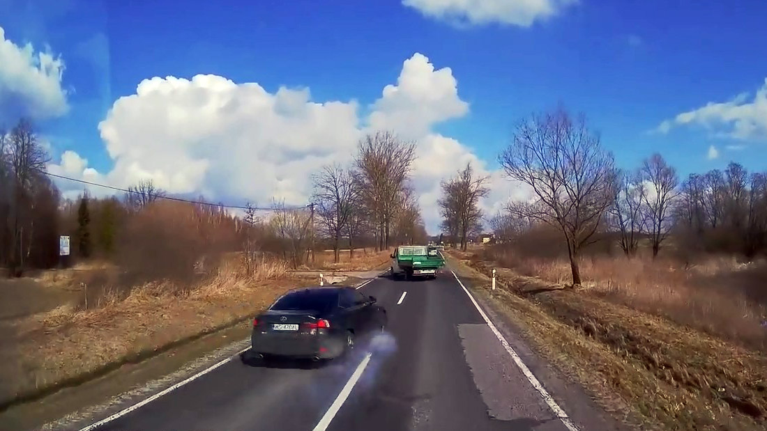 Повезет видео. Везучие водители. Везучие пешеходы.подборка везения.. Водитель миллиметровщик. Жопонюхи на дороге.