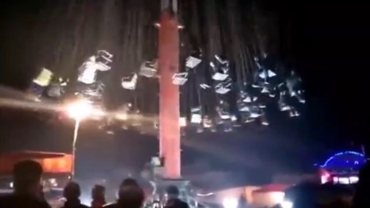 На китайской ярмарке с пятиметровой высоты рухнула карусель с людьми