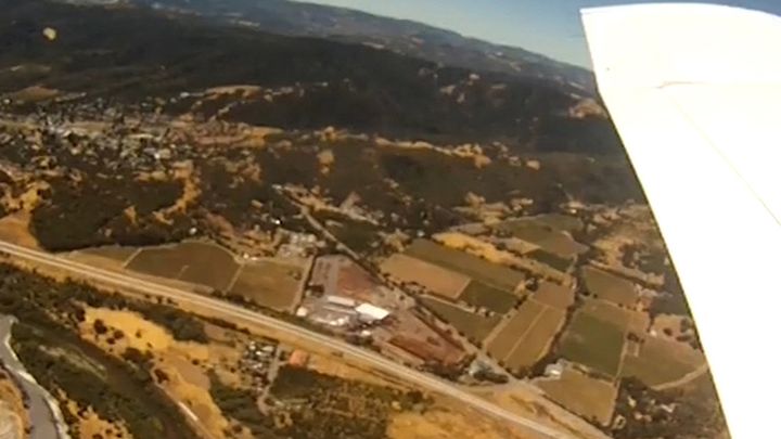 Видео: Камера выпала из пролетающего самолета и приземлилась прямиком в загон к свинье