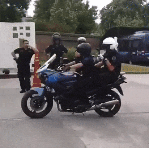 Полицейские тренируются пересаживаться с пассажирского сидения на водительское, без остановки байка.