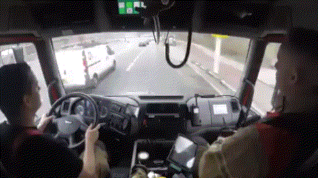 Видео из кабины пожарной машины, спешащей на вызов