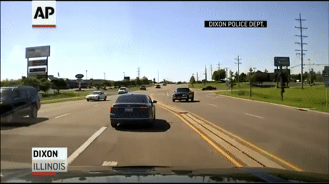 Случайный парень прыгает в машину, чтобы помочь водителю, у которого случился припадок