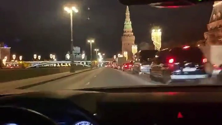 Безнаказанный заезд по встречной полосе у стен Кремля 