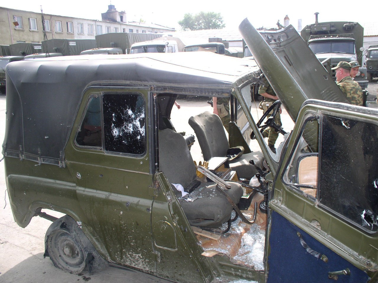 Нападение на вч. Нападение боевиков на Назрань 2004. УАЗ 469 В Чечне. Армейский УАЗ 469 Чечня.