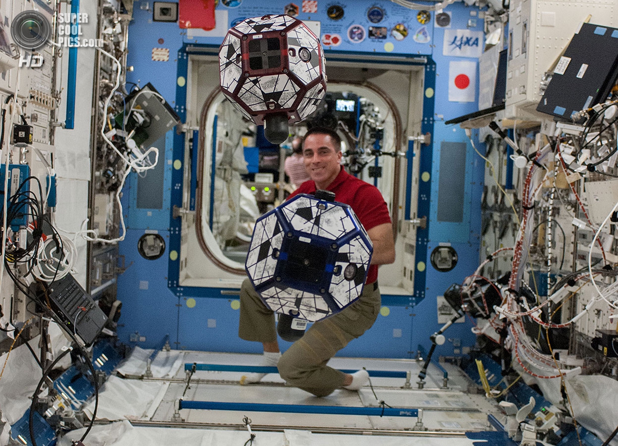 Какая сейчас станция в космосе. Кадры с МКС. Космосе космонавты живут на космических станциях. Жить в космосе. МКС-36.