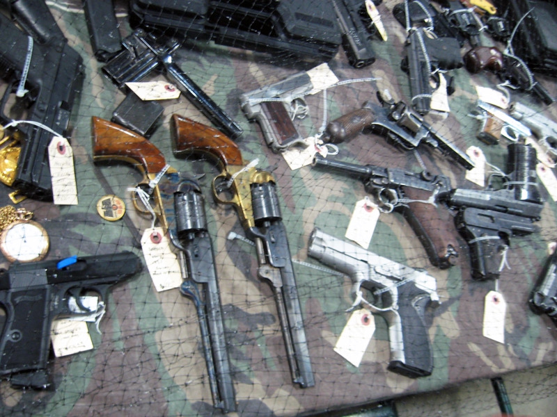 Черный рынок пистолетов. Чёрный рынок оружия. Оружие на барахолках. Черный рынок оружия в Москве. Оружейный магазин черный рынок.