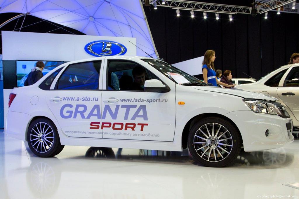 Лучшие ладо. Лада Гранта спорт в автосалоне. Lada Granta Sport и Lada Priora Sport. Гранта спорт автосалоны. Лада Гранта спорт с автосалона 2020.