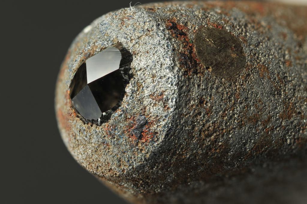 Алмаз встроенный в кончик инструмента 