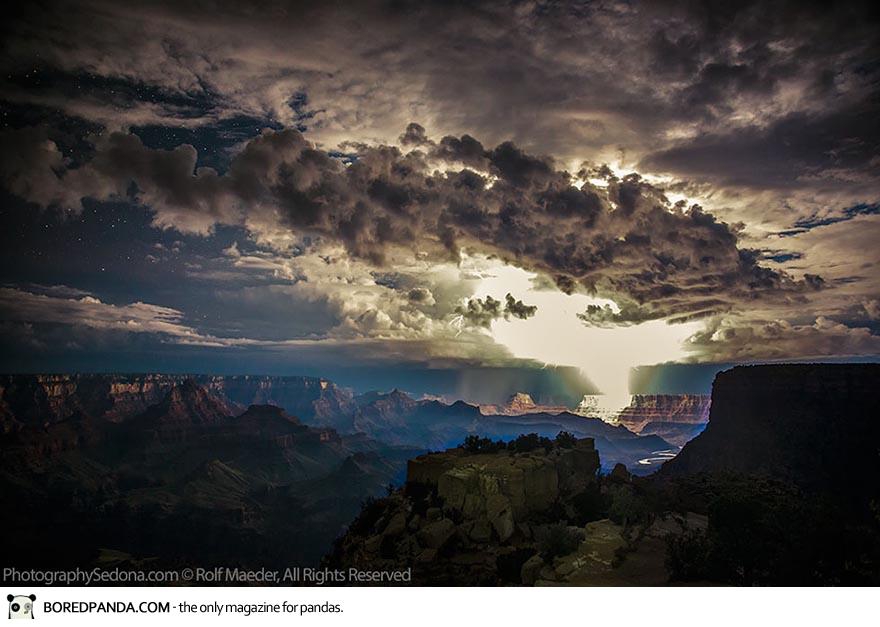 Потрясающие снимки молнии над Гранд Каньоном