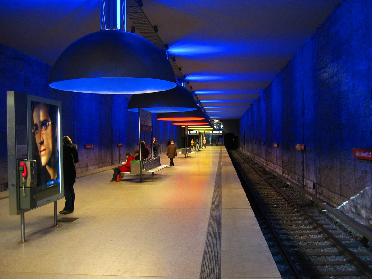 Включи современную станцию. Станция метро Толедо Неаполь. Станция метро Толедо, Неаполь, Италия. Станция Westfriedhof в Мюнхене. Станции метро в Неаполе.