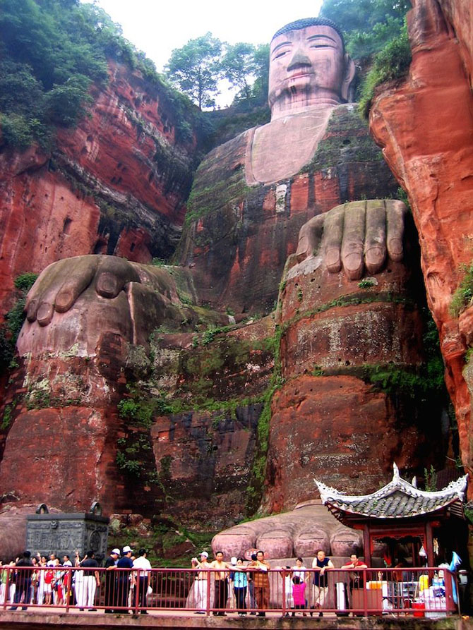Самая большая в мире статуя Будды, вырезанная в скале
