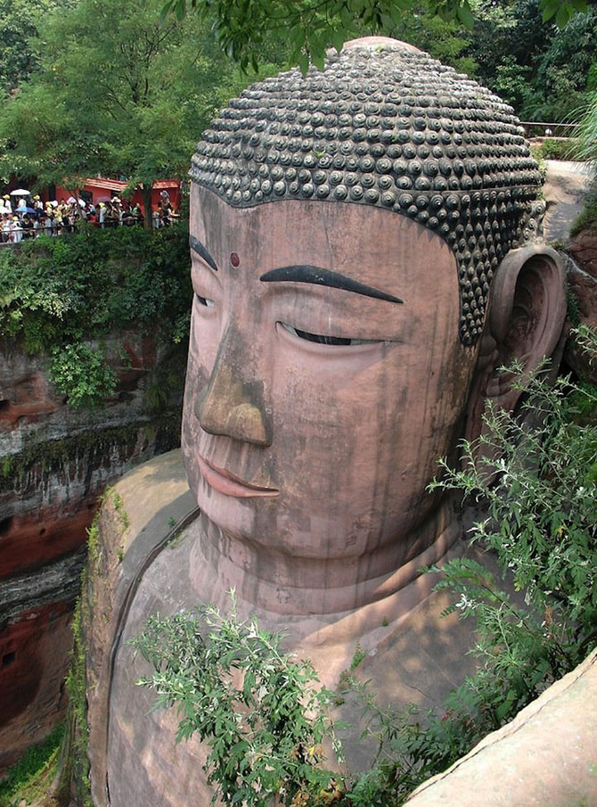Самая большая в мире статуя Будды, вырезанная в скале