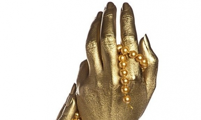 Девушка золотые руки. Золотые руки. Золото в руках. Золотая ладонь. Ладони с золотом.