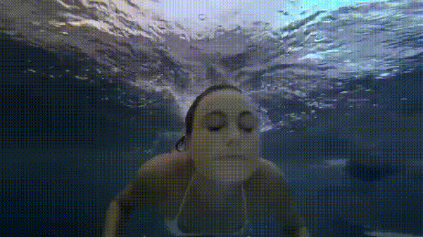 Серфингистка и камера на доске