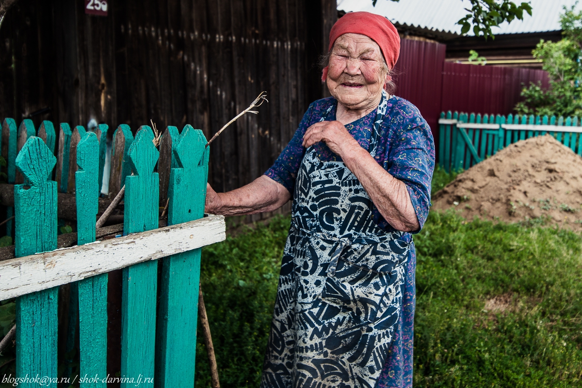 Бабушка можно у тебя пожить 118. Деревенская старушка. Бабка из деревни. Старая деревенская бабка. Старушка в деревне.