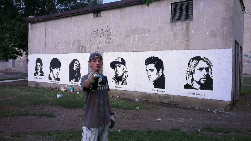 Житель Суходольска нарисовал на стене портреты великих музыкантов 