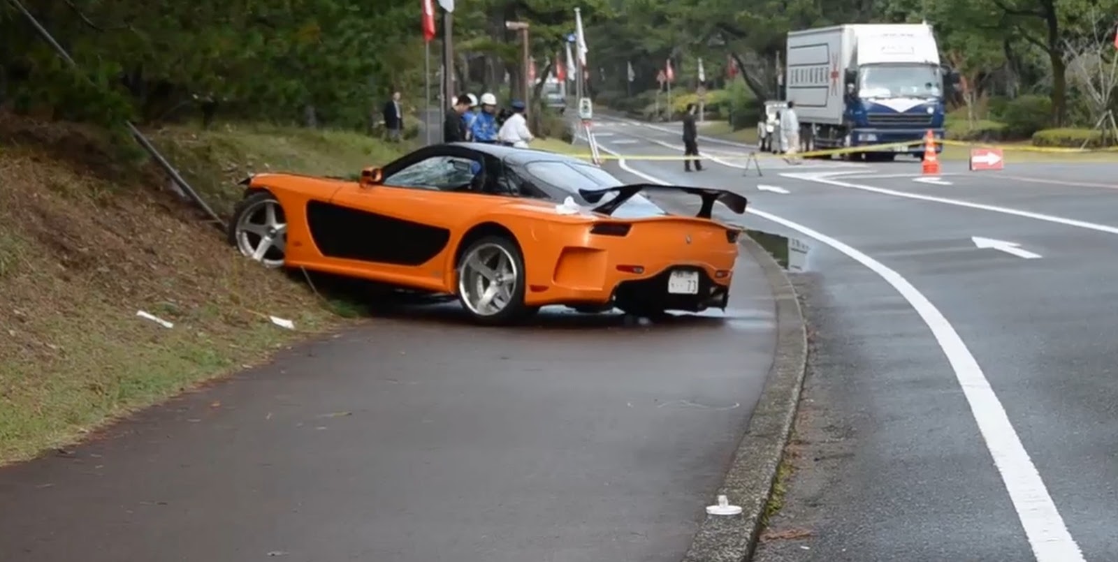 Mazda RX-7 влетела в толпу в Японии