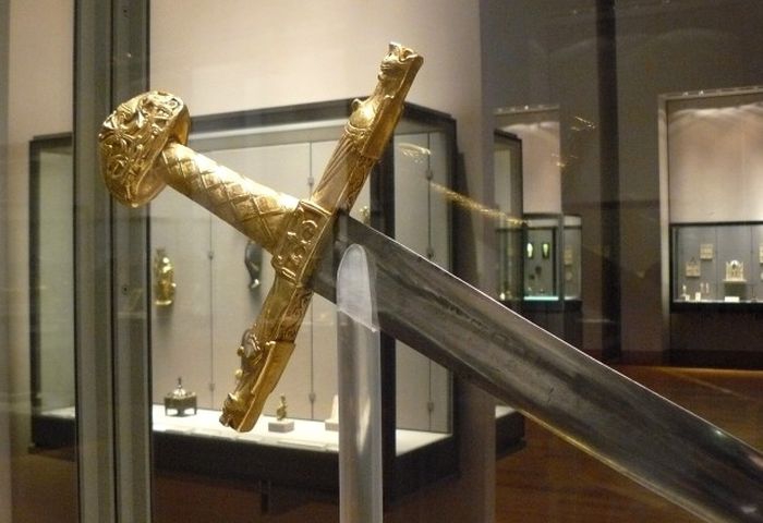 12 самых знаменитых мечей, о которых слагали легенды  