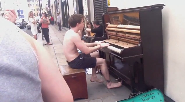 Уличный музыкант, очень красиво играет Лондон