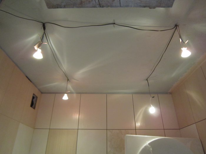 Расположение светильников в натяжном потолке в ванной фото