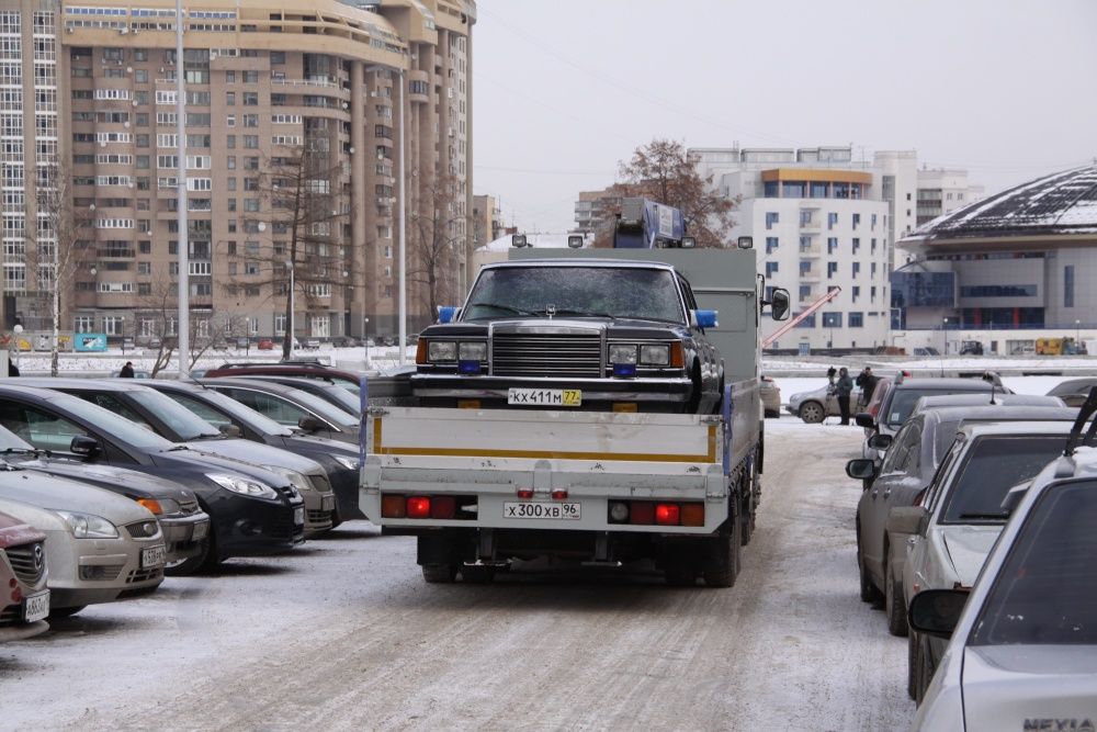 В Екатеринбург привезли бронированный лимузин Ельцина 