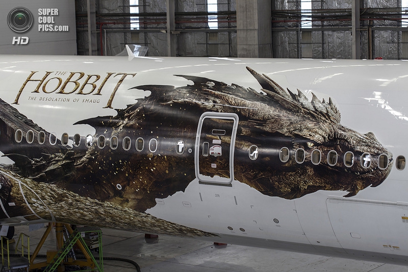 Самолёт с гигантским изображением дракона Смауга