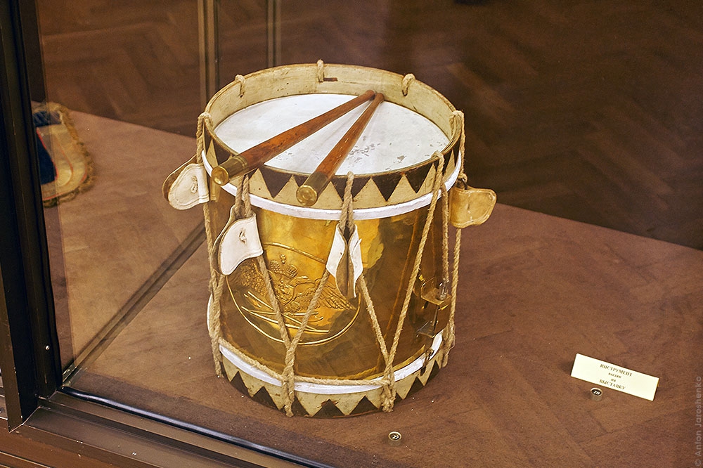 Музыкальный инструмент казань. Барабан 1812 года. Военные барабаны 1812 года. Солдатский барабан. Полковой барабан.