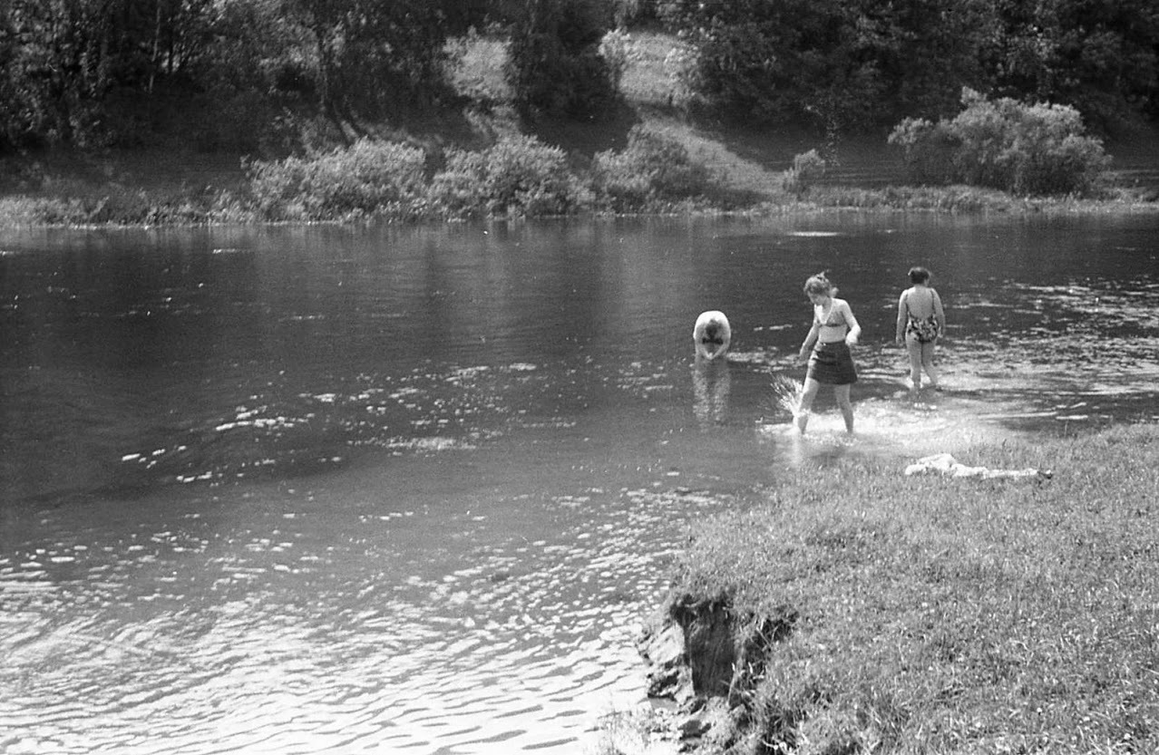 Советские дети купаются в речке