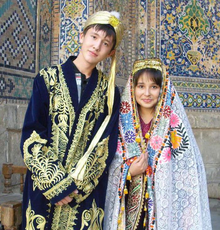 Таджики кто по национальности. Бухарский национальный костюм. Традиционная одежда узбеков. Узбекская Национальная одежда. Национальный костюм таджиков.