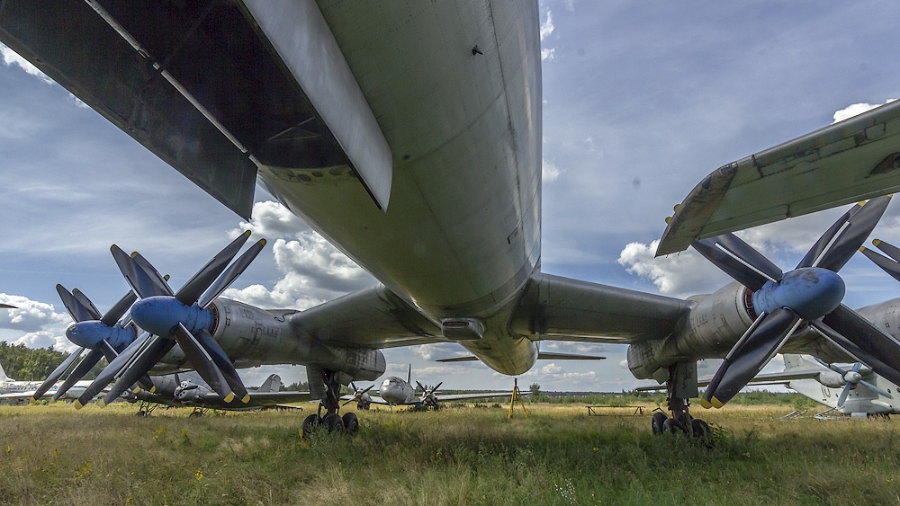 Ту-114 и  Як-40 в музее ВВС в Монино