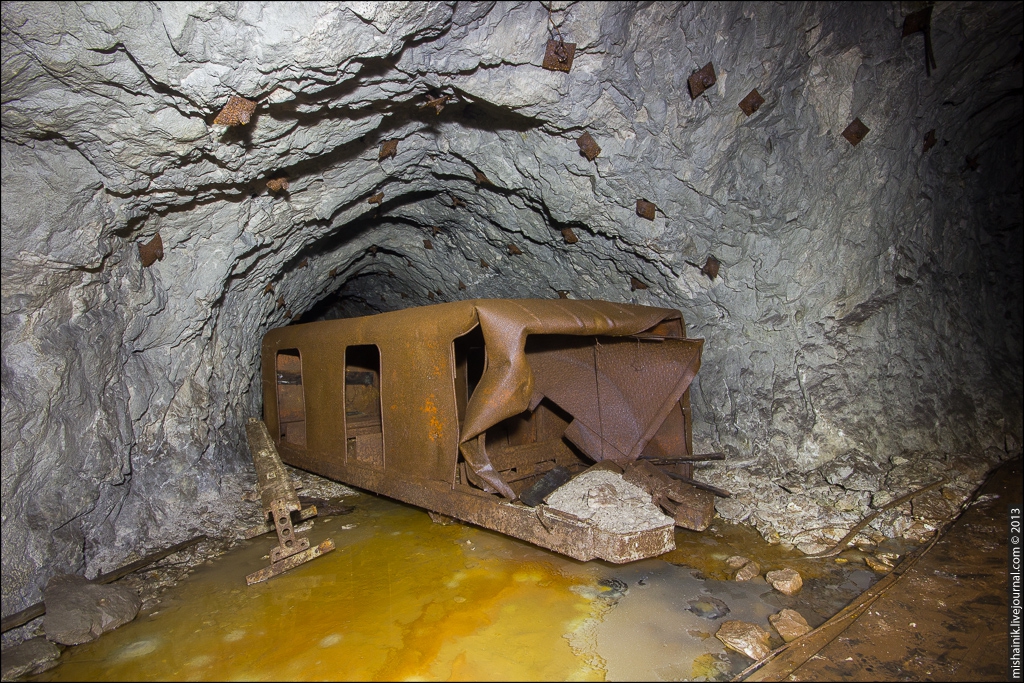 10 км под землей. Подземные вагонетки. Шахта под землей. Вагонетка шахтная. Заброшенная шахта.