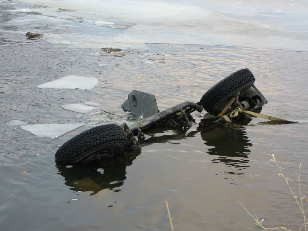 Спасение Land Rover из реки