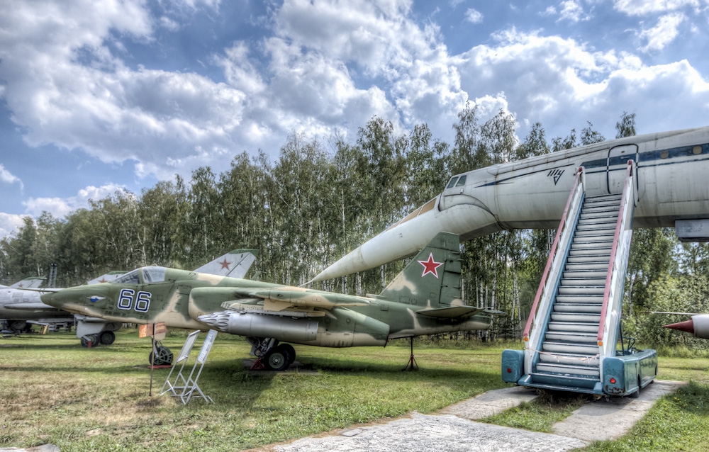 Вертолёт В-12 и самолет Ту-144 в музее ВВС 