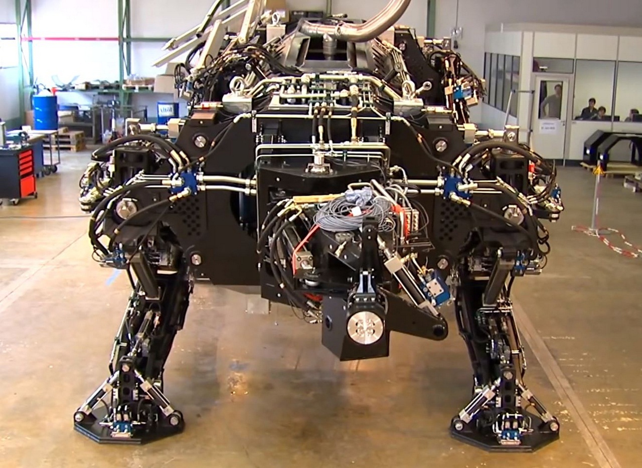 Самый большой в мире огнедышащий шагающий робот