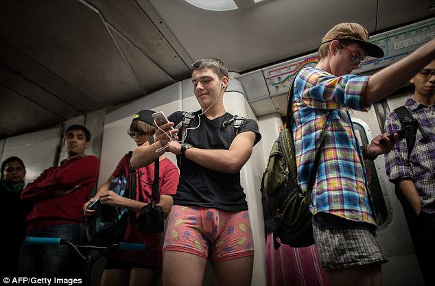 Мужчина без штанов. Пацаны без штанов. Юноша без штанов. Мужчины в метро без штанов.