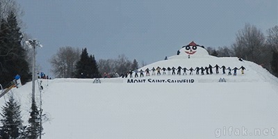 30 человек на лыжах сделали одновременно кувырок
