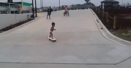 Малыш на скейте 