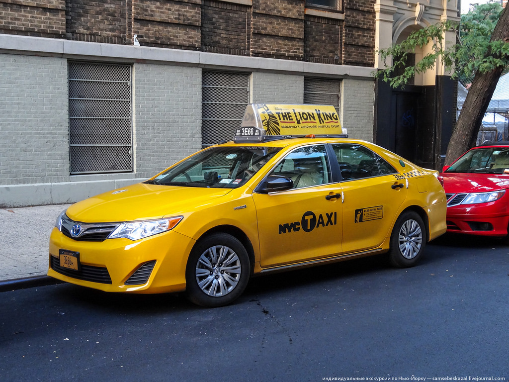 Нужны заказы на такси. Машина "такси". Автомобиль «такси». Такса в машине. Желтая машина такси.