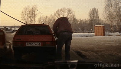 Когда шланг на заправке слишком короткий. 