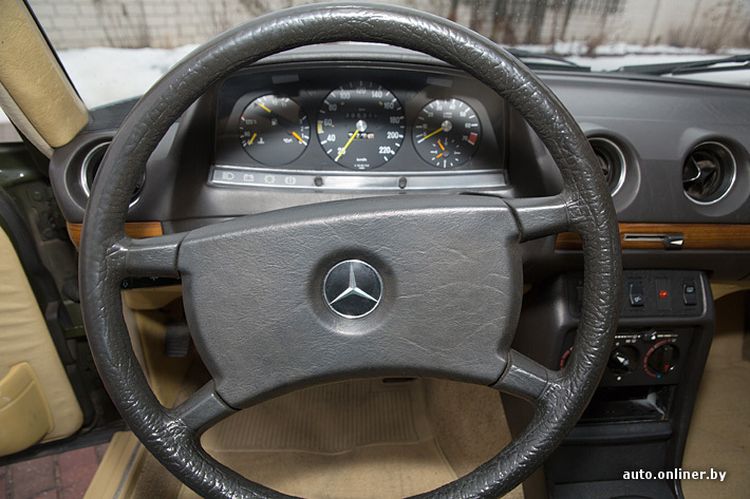 32-летний Mercedes W123