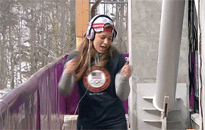 Американская спортсменка Kate Hansen танцует на утреней разминке