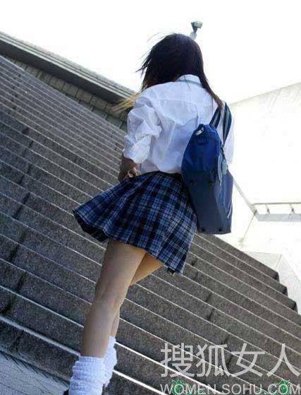 У азиатских школьниц под юбкой