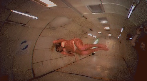 Кейт Аптон бросает вызов гравитации