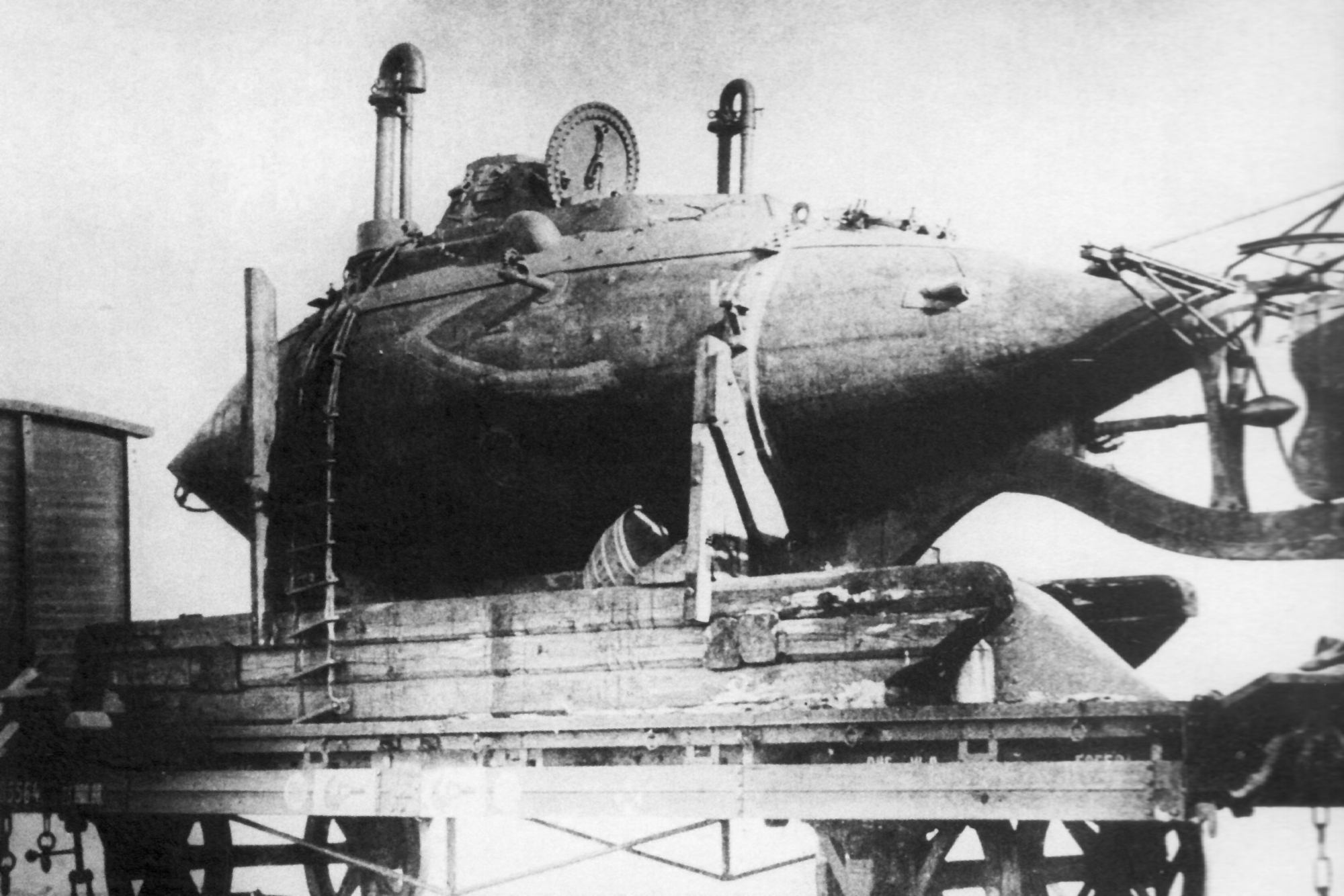 Первая лодка в мире. Подводная лодка Джевецкого Россия 1881. Подводная лодка Белуга 1904. Первая подводная лодка в России 1866. Первая подводная лодка в мире.