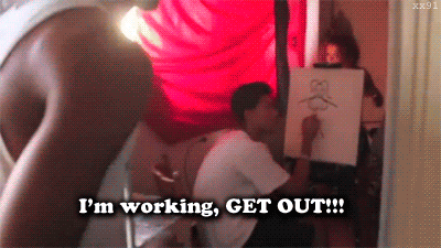  Я здесь работаю вообще-то