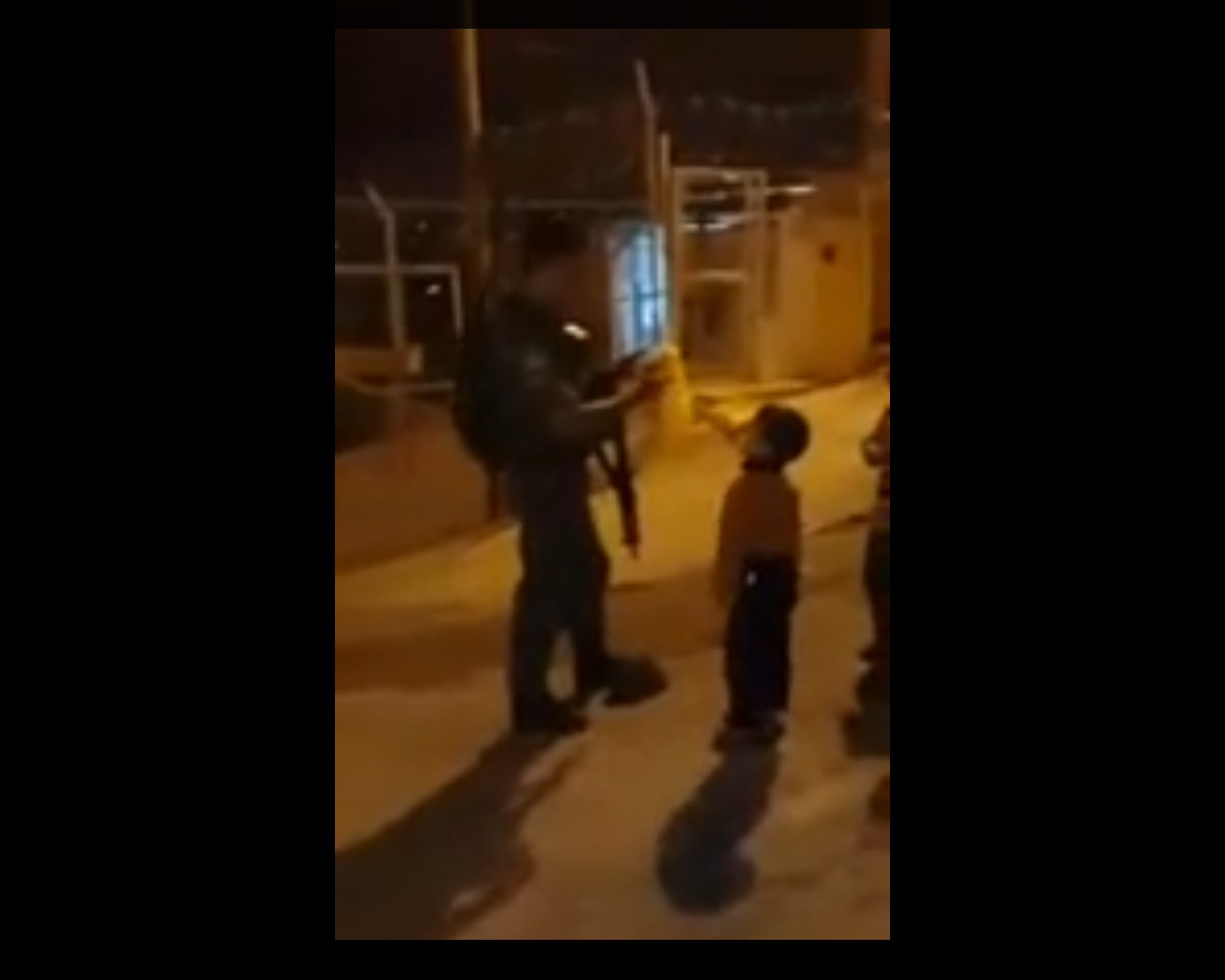  Израильские солдаты и палестинские дети
