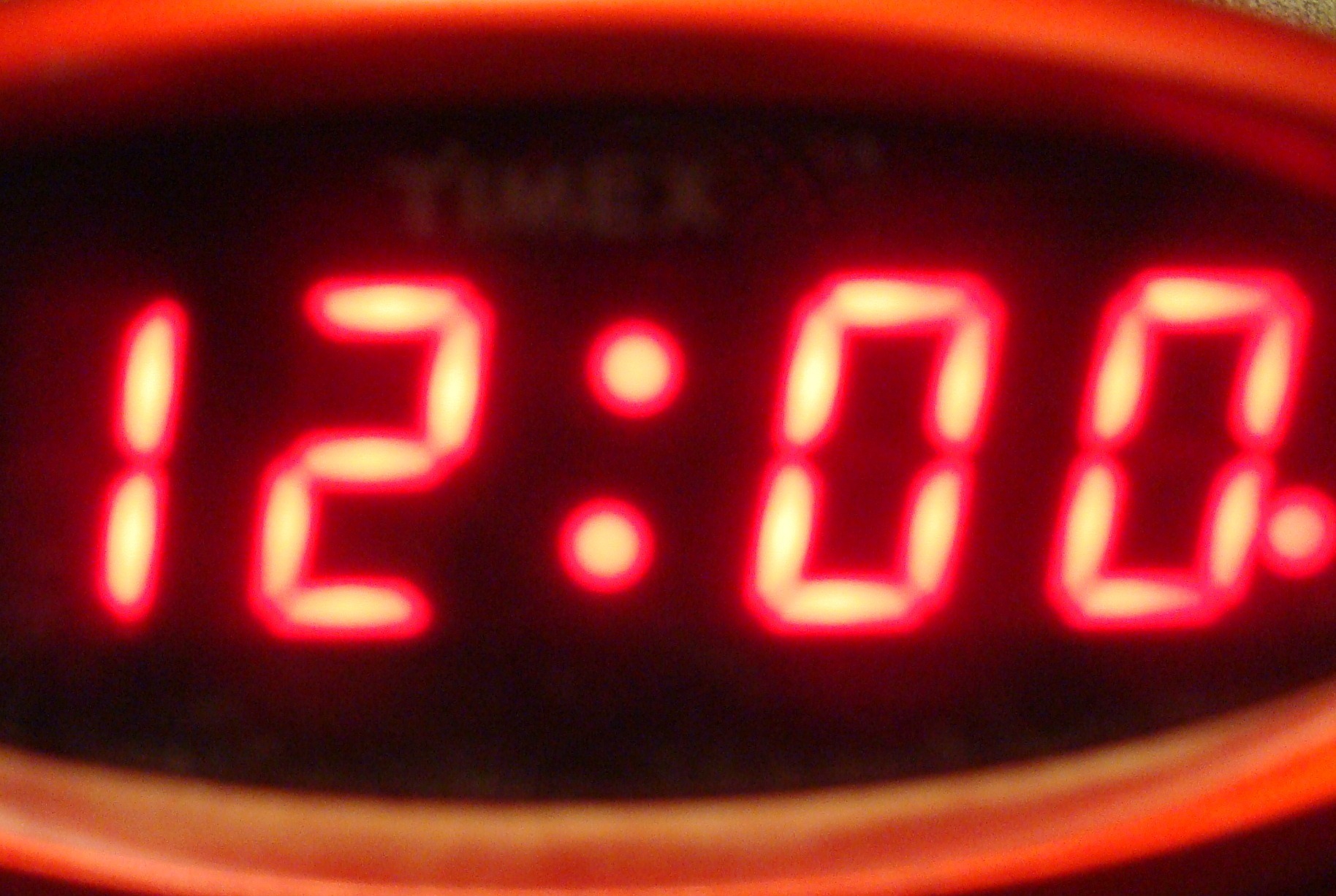 120 часов 12 часов. Электронные часы 12 00. Часы показывают 12 00. Электронные часы полночь. Электронные часы 12 часов ночи.
